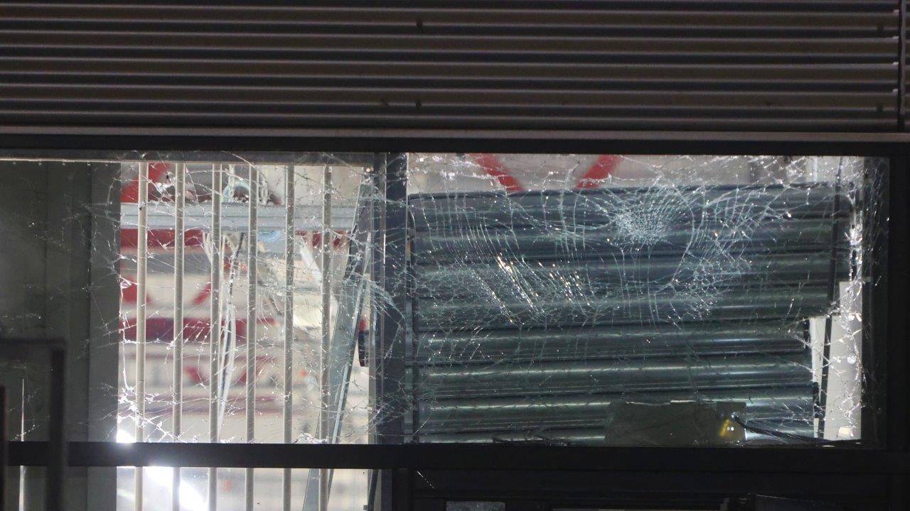 Bij de plofkraak sneuvelden meerdere ruiten (foto: Bart Meesters).