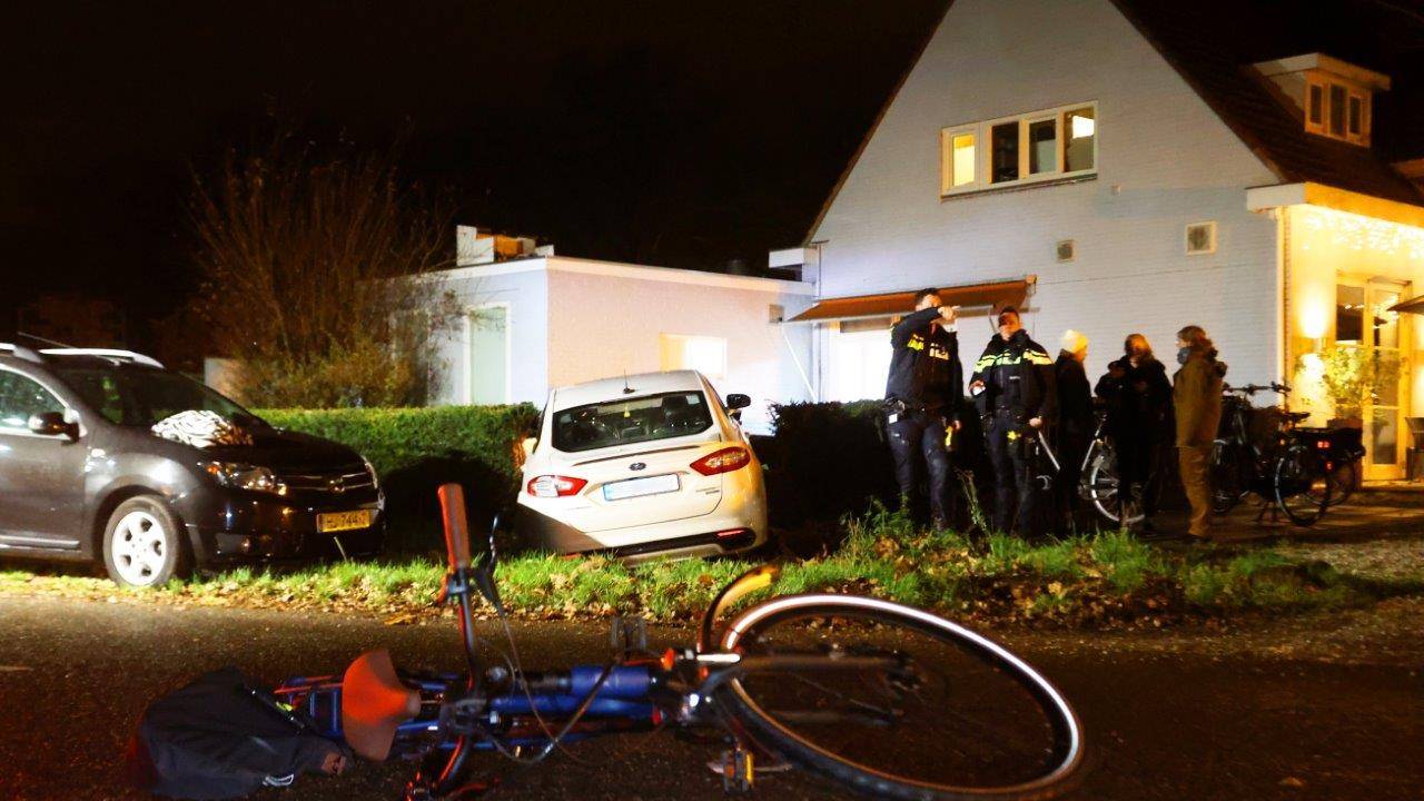De fiets en de (witte) auto die bij een botsing in Helvoirt betrokken waren (foto: Bart Meesters/Meesters Multi Media/SQ Vision).