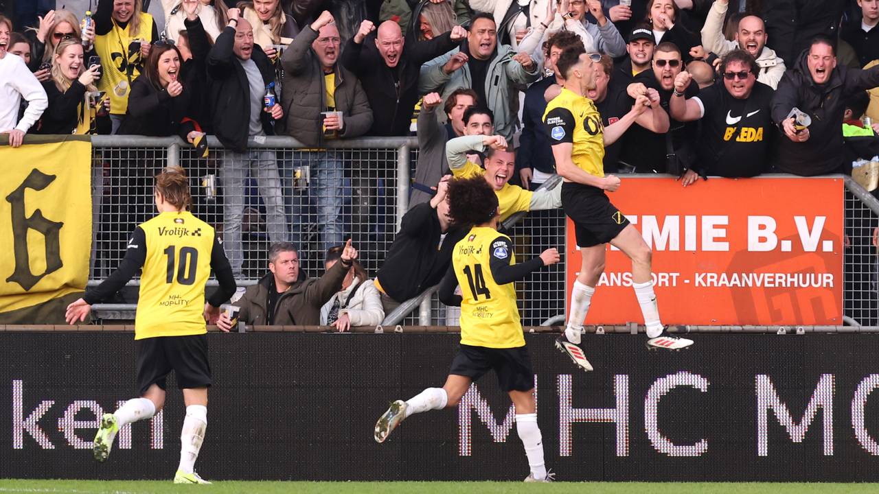 Clint Leemans viert met het NAC-publiek de late gelijkmaker (foto: Peter Lous/Orange Pictures).