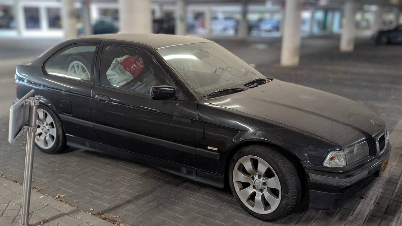 De achtergelaten BMW (foto: Ferenc Triki).