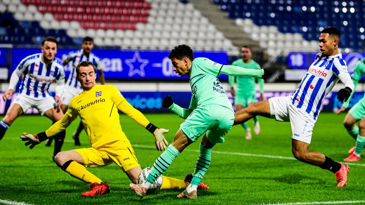 Mauro Junior probeert de bal voor te geven (Foto: ANP)
