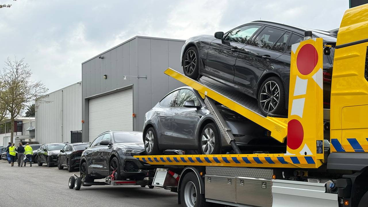 Drie auto's zijn in beslag genomen (foto: Wilco Zonneveld).