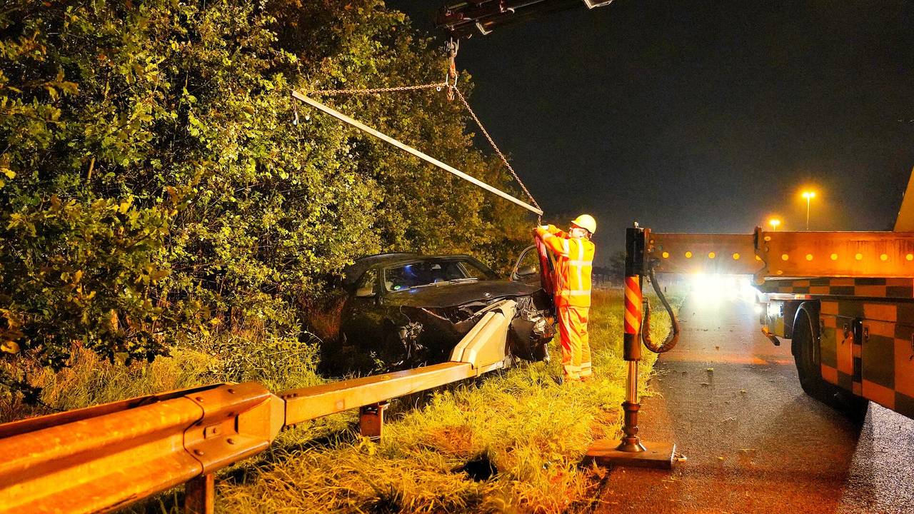 De bestuurder van de auto was de macht over het stuur kwijtgeraakt (foto: Jeroen Stuve/SQ Vision).