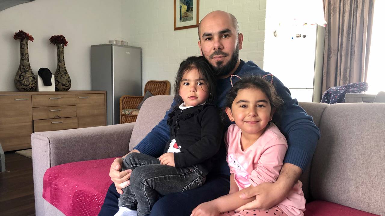 Malek AlGhayed met zijn twee dochters (foto: Raoul Cartens).