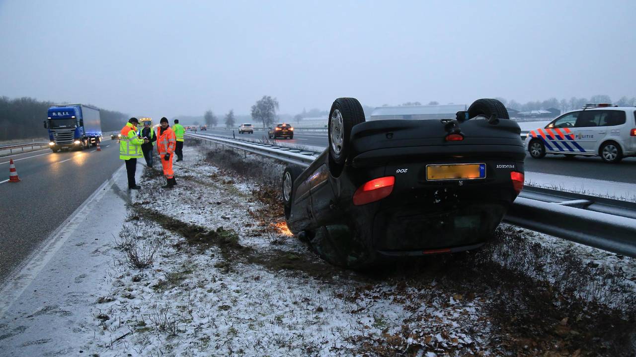 Een auto is van de weg geraakt (foto: Harrie Grijseels/SQ Vision).