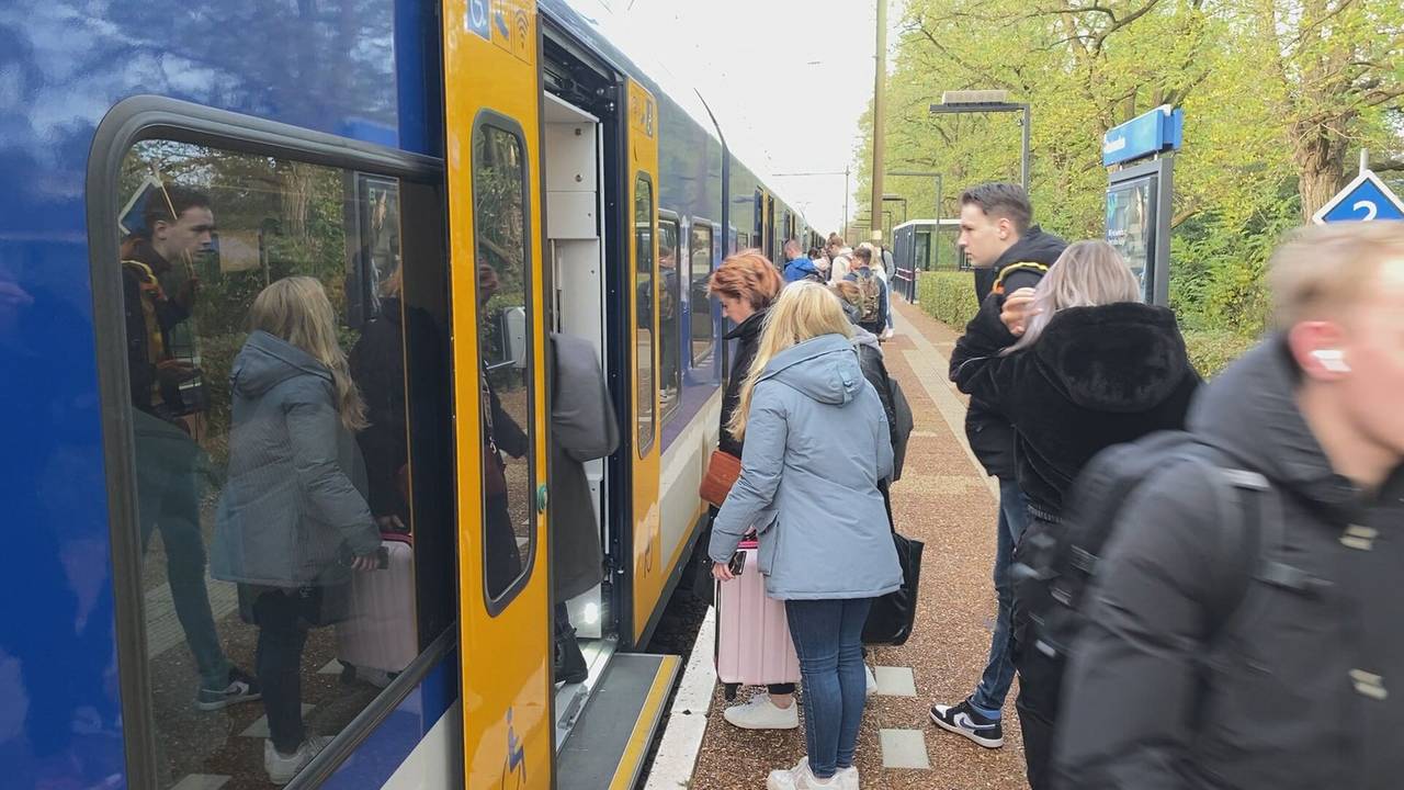 Passagiers wachten gelaten op de trein op station Rosmalen