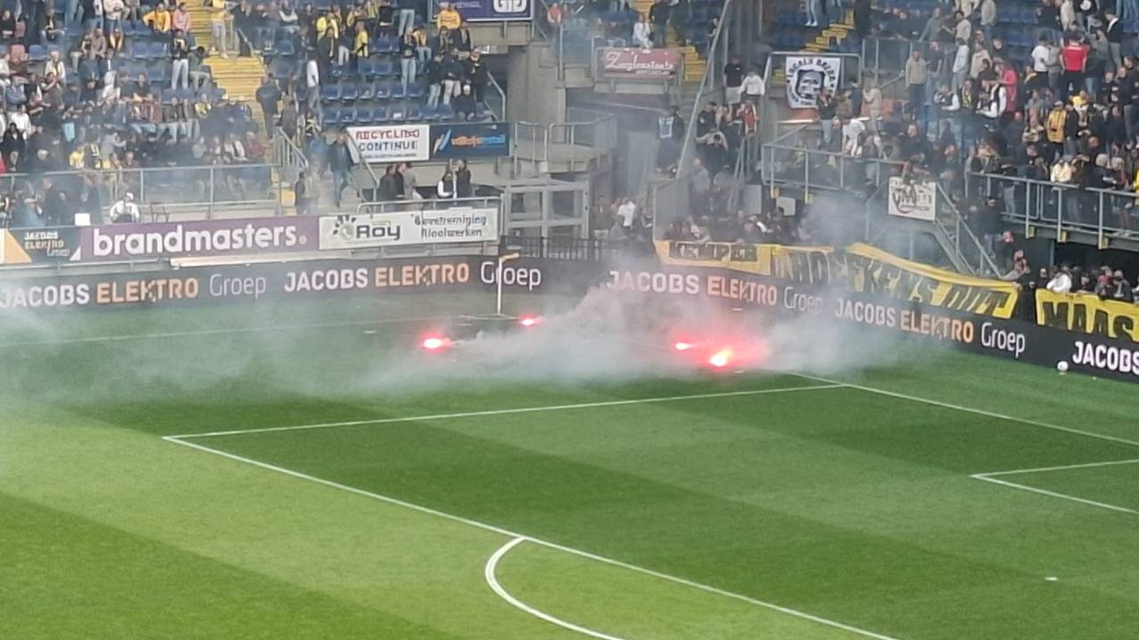 Fakkels op het veld van het Rat Verlegh Stadion.