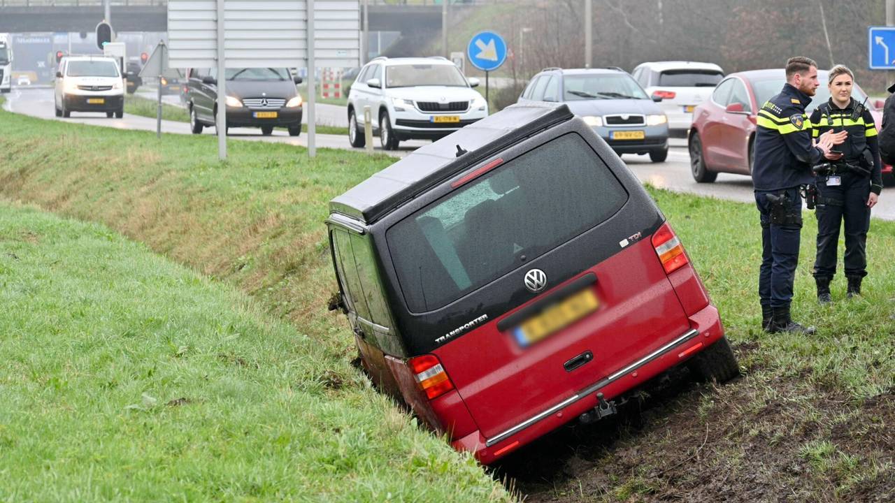 De auto is in Sprundel in de sloot terechtgekomen (foto: Tom van der Put/SQ Vision).