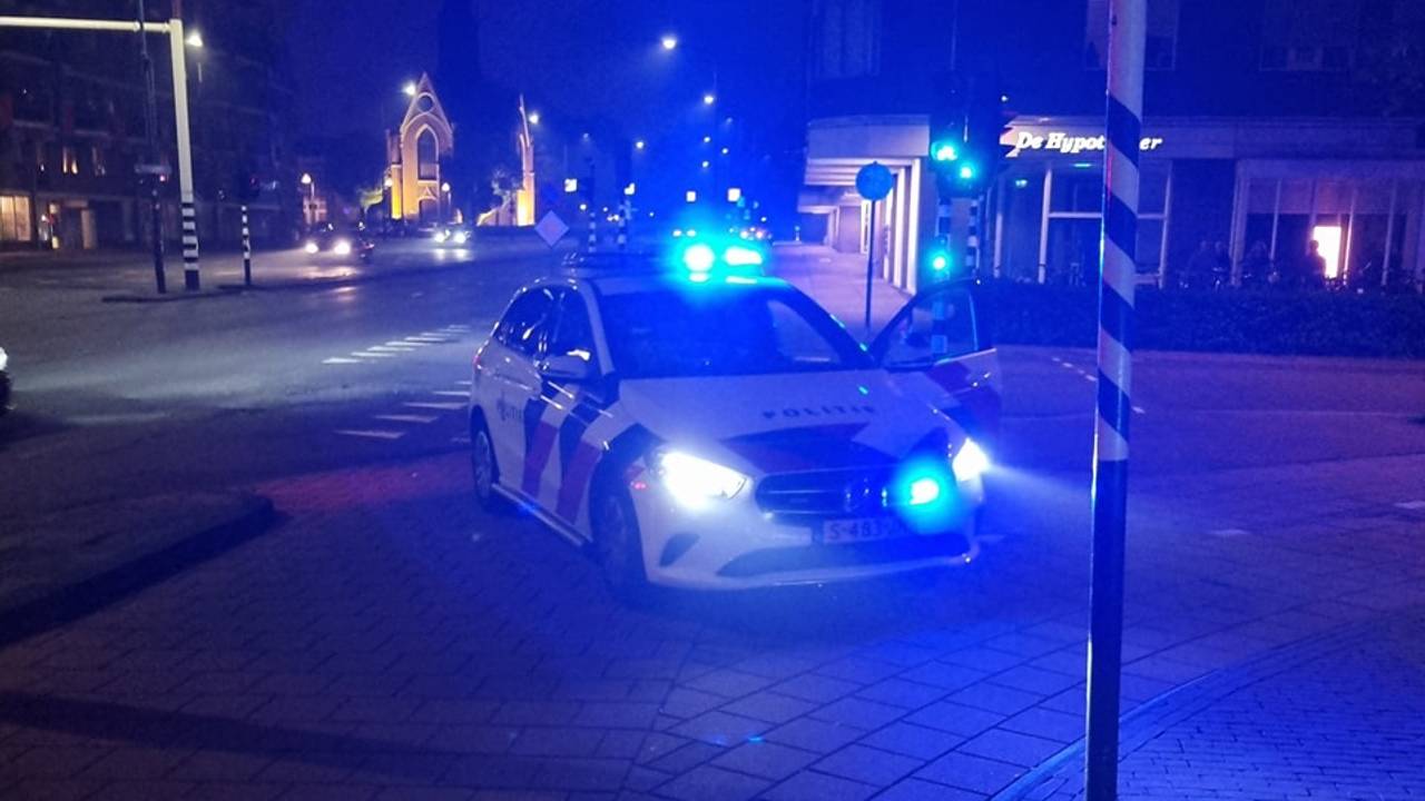 De politie ging met meerdere eenheden op zoek naar de man nadat op camera's was gezien dat hij met de ijzeren staaf liep over de Veestraat (foto: Facebook politie Helmond).