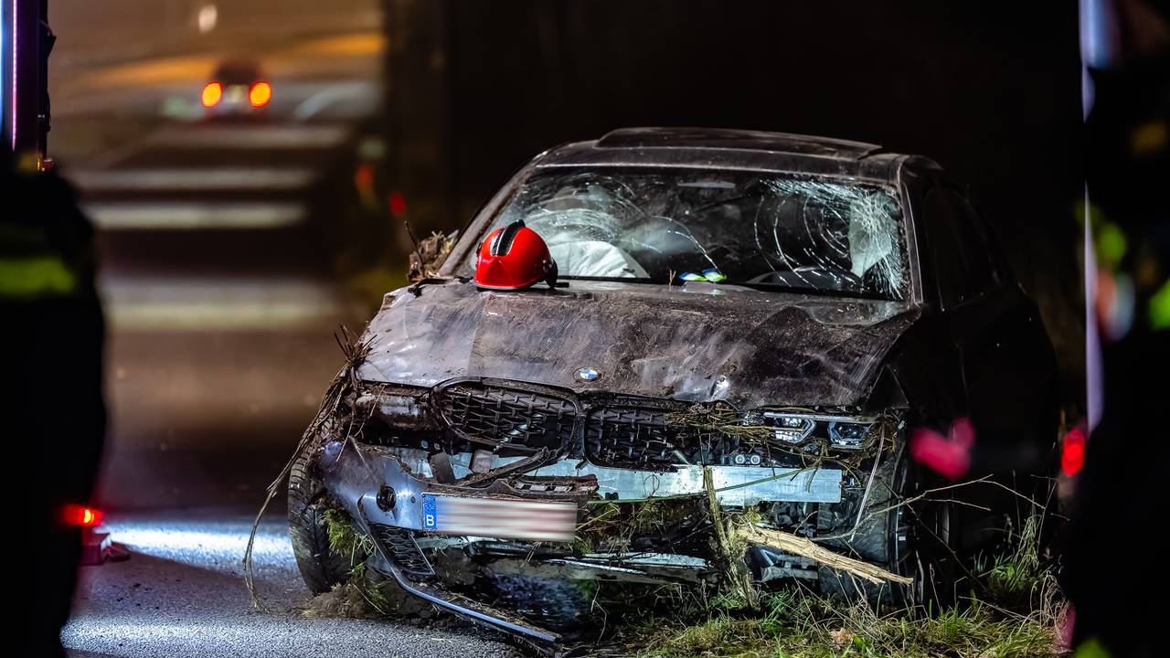 De auto raakte zwaar beschadigd (foto: Jack Brekelmans/SQ Vision).