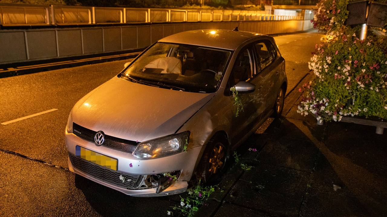 De auto is na de botsing in Roosendaal door een bergingsbedrijf meegenomen (foto: Christian Traets/SQ Vision).
