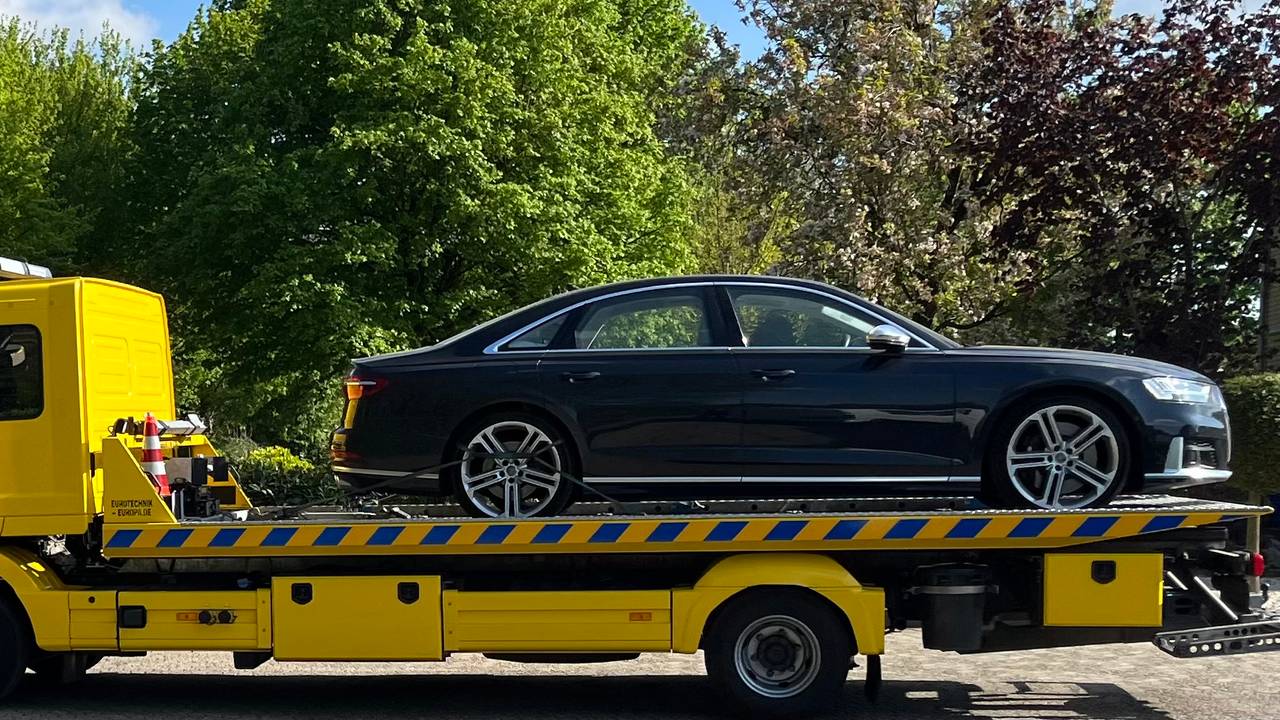 Een Audi werd samen met andere spullen in beslag genomen bij de hennepkwekerij in Oeffelt (foto: gemeente Land van Cuijk).