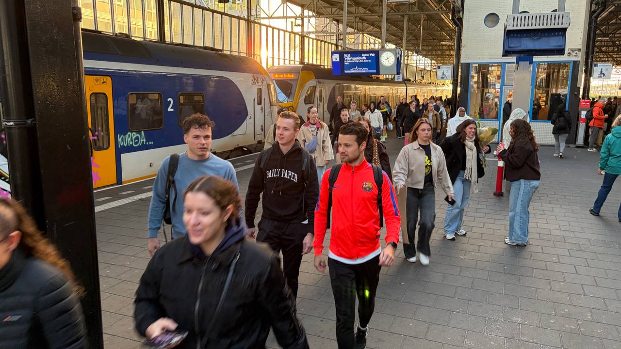 Hoe je het beste in het centrum van Eindhoven komt? Dit weekend is de trein een populair vervoersmiddel (foto: Jan Peels).
