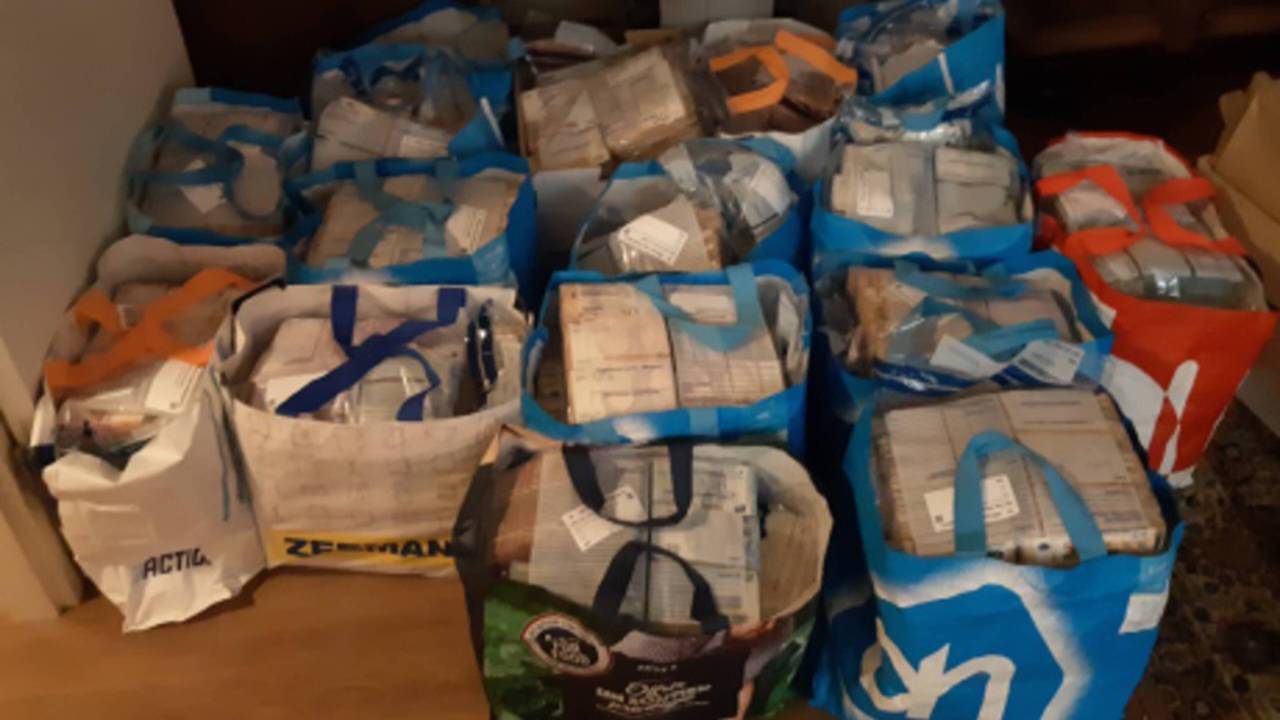 Boodschappentassen volgestouwd met miljoenen in Eindhoven 2020 (foto: politie)