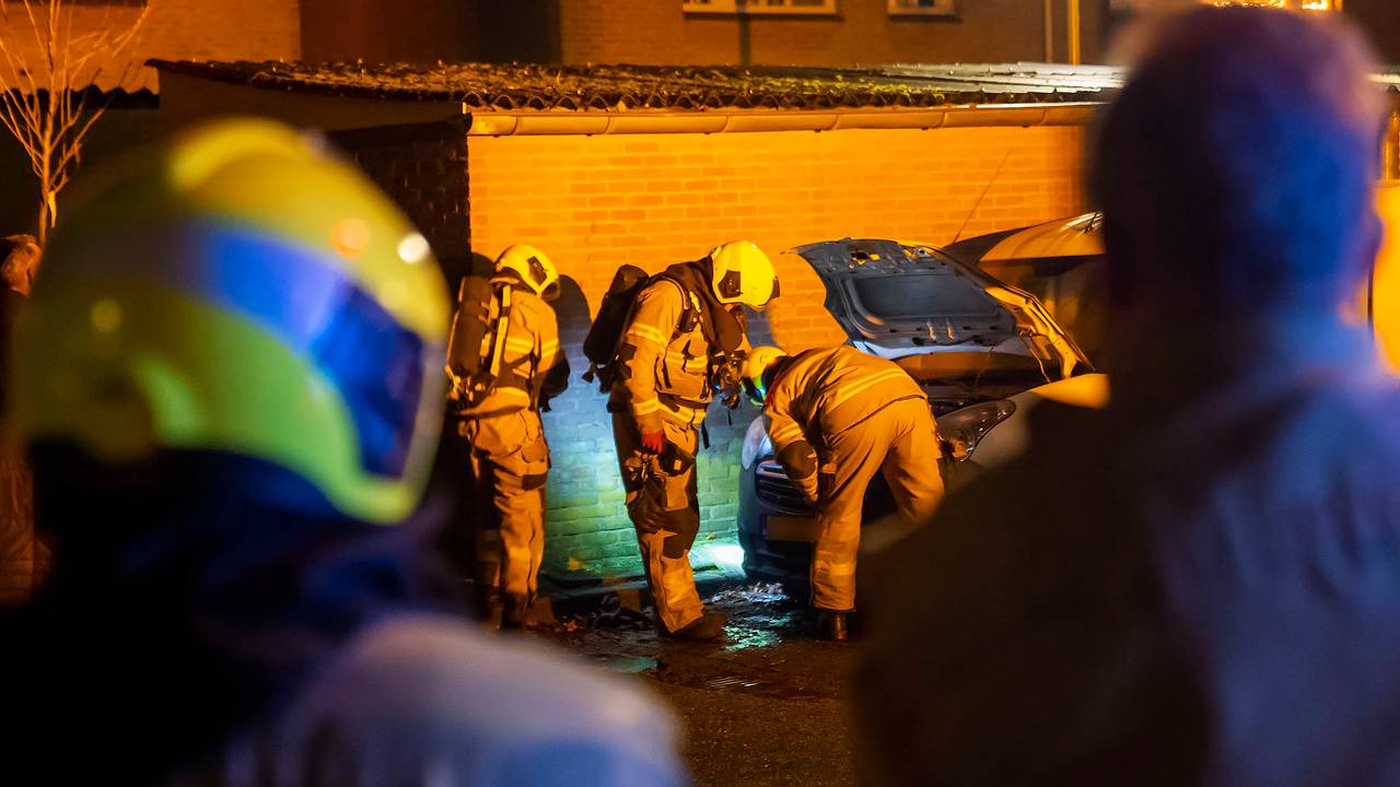 De brandweer heeft de auto in Oss nagekeken (foto: Gabor Heeres/SQ Vision).
