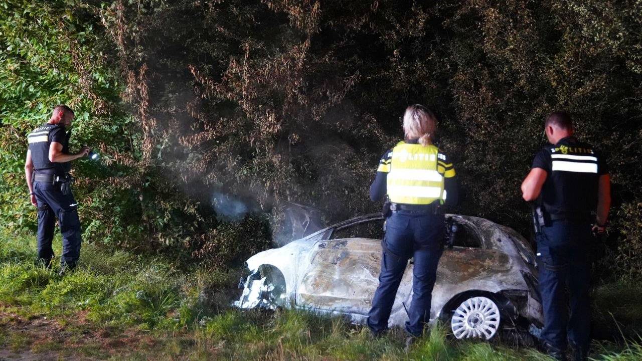 De uitgebrande auto blijkt gestolen (foto: Bart Meesters).
