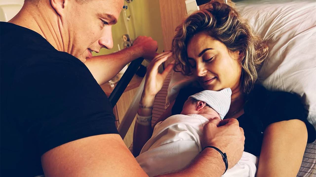 Iris Rulkens en haar partner Glenn IJzendorn en de kleine Fé-Lou in het ziekenhuis (foto: Instagram @irisrulkens).