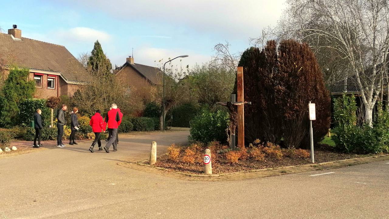 Veel dorpsbewoners komen het nieuwe beeld bewonderen (foto: Omroep Brabant).