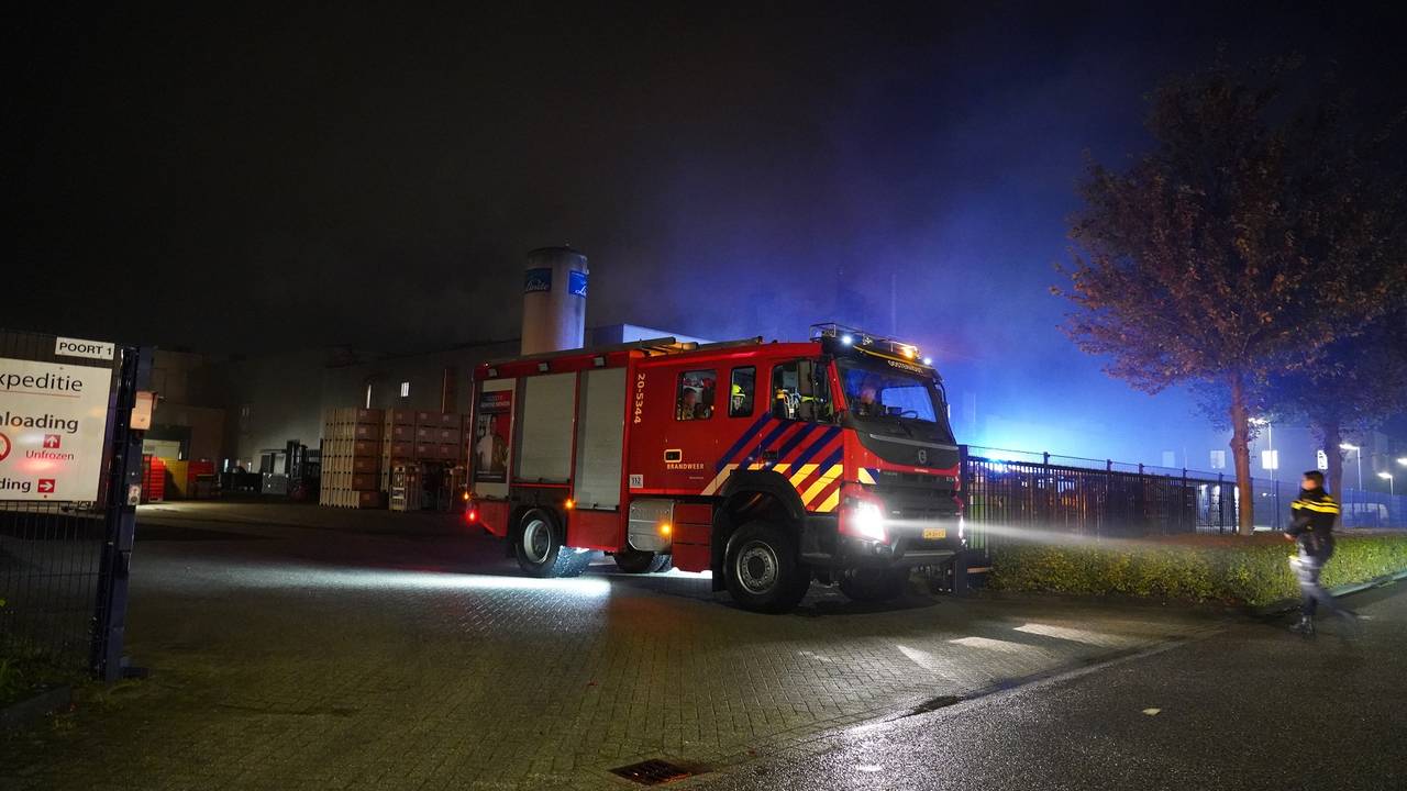 Rond vijf uur vrijdagnacht ontstond brand bij Dalco Foods aan de Everdenberg in Oosterhout (foto: Jeroen Stuve/SQ Vision).