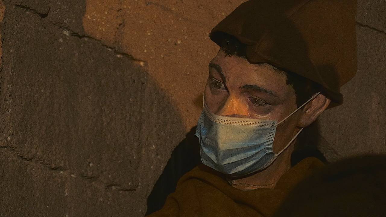 Wie is toch die man in de Bossche kerststal die een mondkapje draagt en waarom?