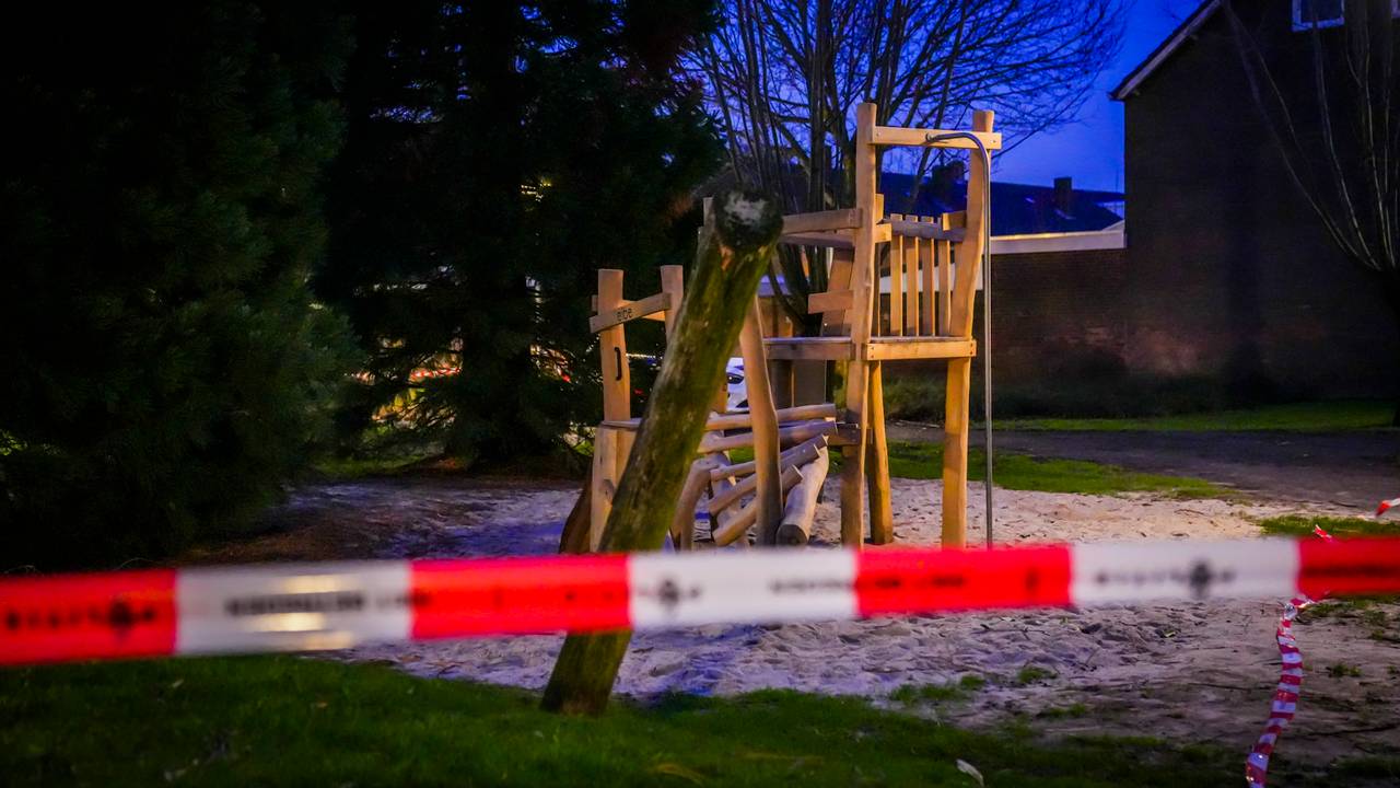 De politie zette de omgeving van het speeltuintje af (foto: SQ Vision)