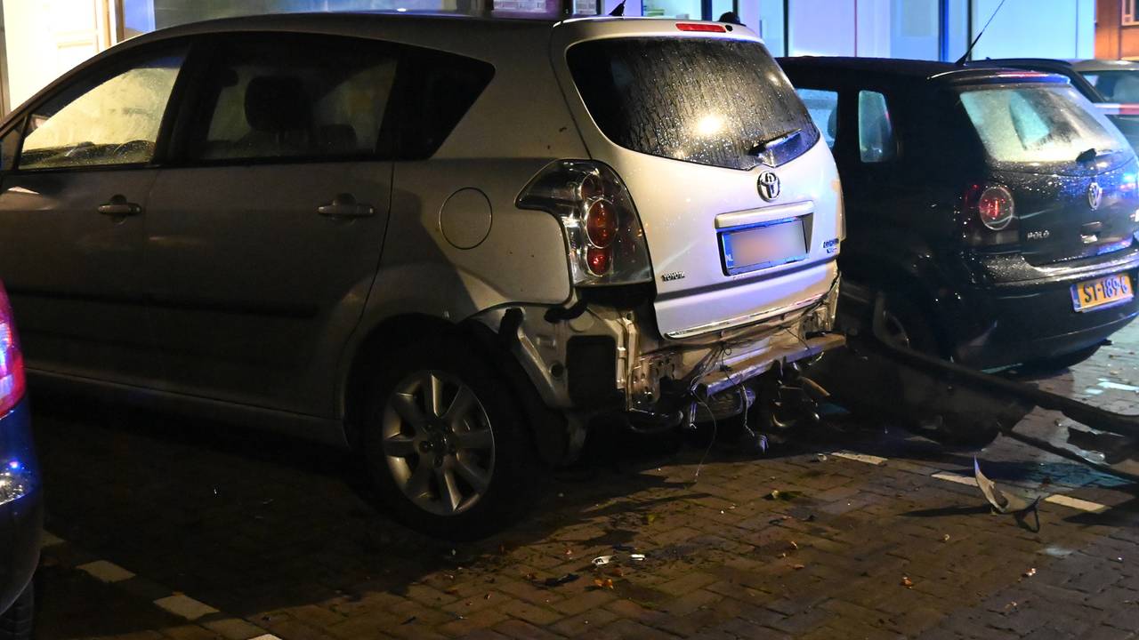 Bij de crash raakte de achtervolgde auto drie geparkeerde auto's (foto: Perry Roovers/SQ Vision).
