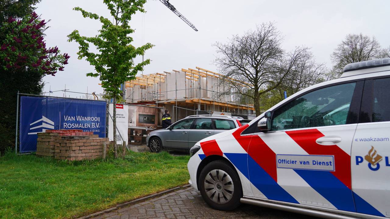 Man valt meters omlaag op bouwplaats: zwaargewond naar ziekenhuis (foto: Bart Meesters/Persbureau Heitink).