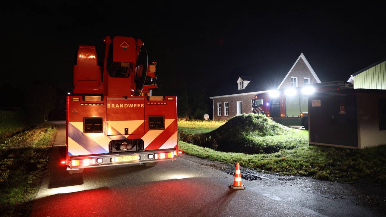De brandweer kwam vervolgens met een blusvoertuig en een hoogwerker naar de Brede Heide in Boxtel (foto: Sander van Gils/SQ Vision).