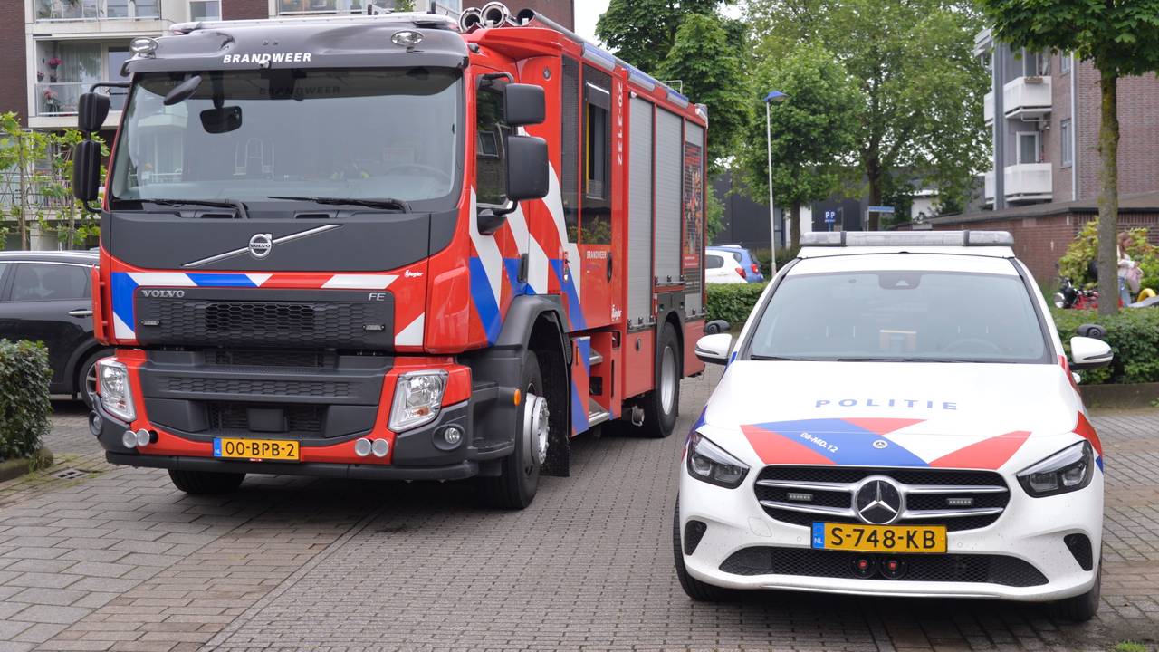 Brandweer en de politie kwamen naar de Koekoekstraat in Breda (foto: Perry Roovers/SQ Vision).
