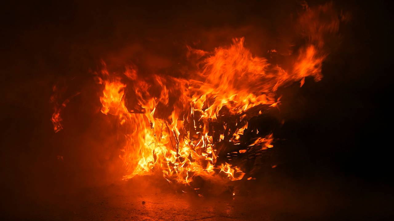 De autobrand in Valkenswaard werd rond een uur 's nachts ontdekt (foto: Rico Vogels/SQ Vision).