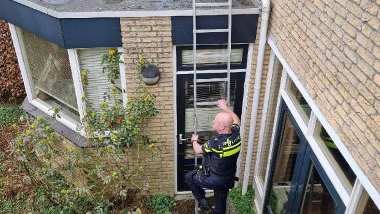 Oudere man ligt na ongeluk dagen op de grond, agenten zijn zn redding.