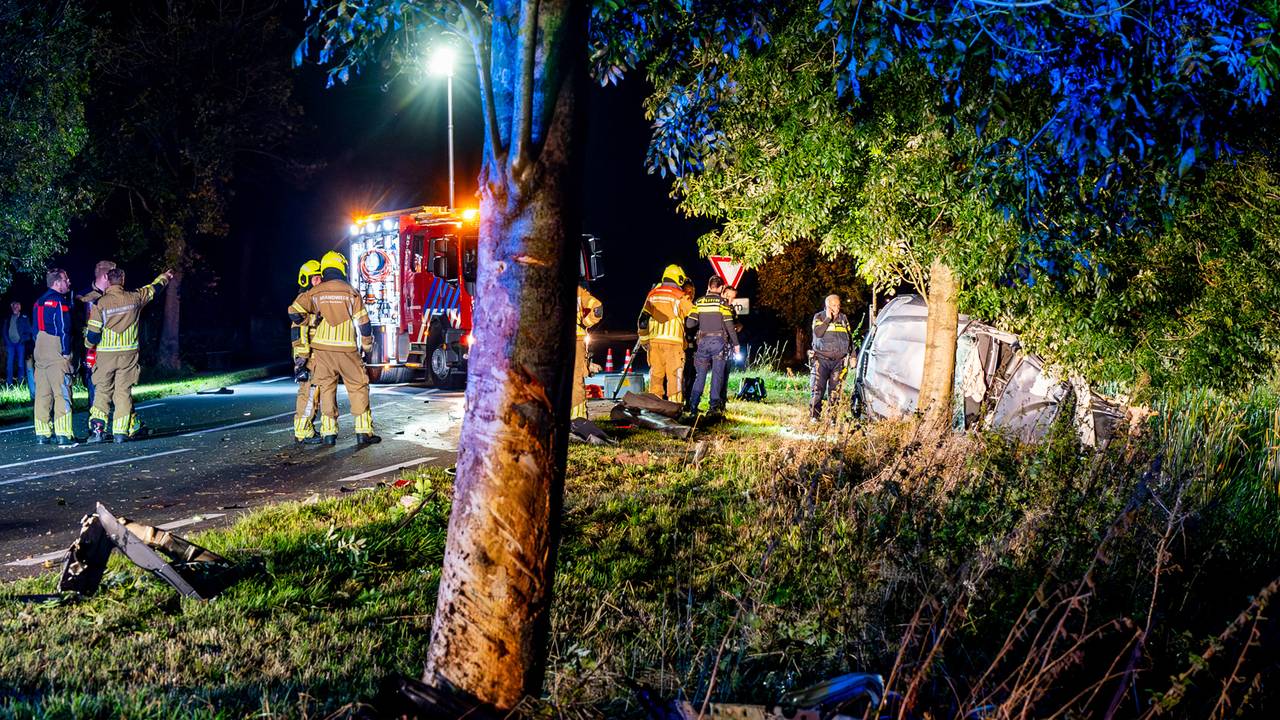 De auto raakte door nog onbekende oorzaak van de weg en raakte daar een boom (foto: Jurgen Versteeg/SQ Vision).