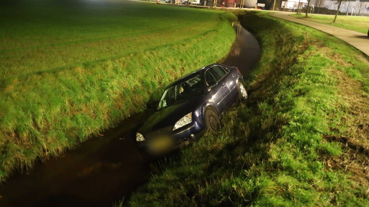 De bestuurder van de auto in Venhorst was nergens te bekennen (foto: Kevin Kanters/SQ Vision).