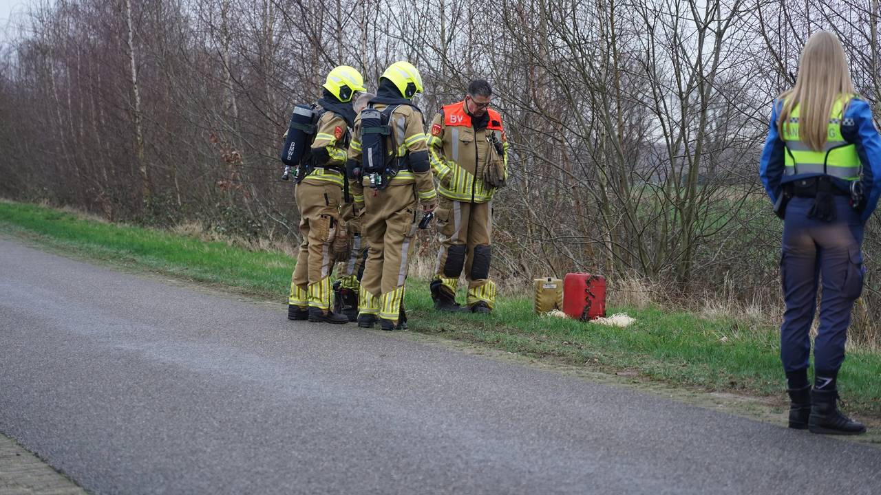 Wat er in de gedumpte vaten zit, wordt onderzocht (foto: Jeroen Stuve/SQ Vision).