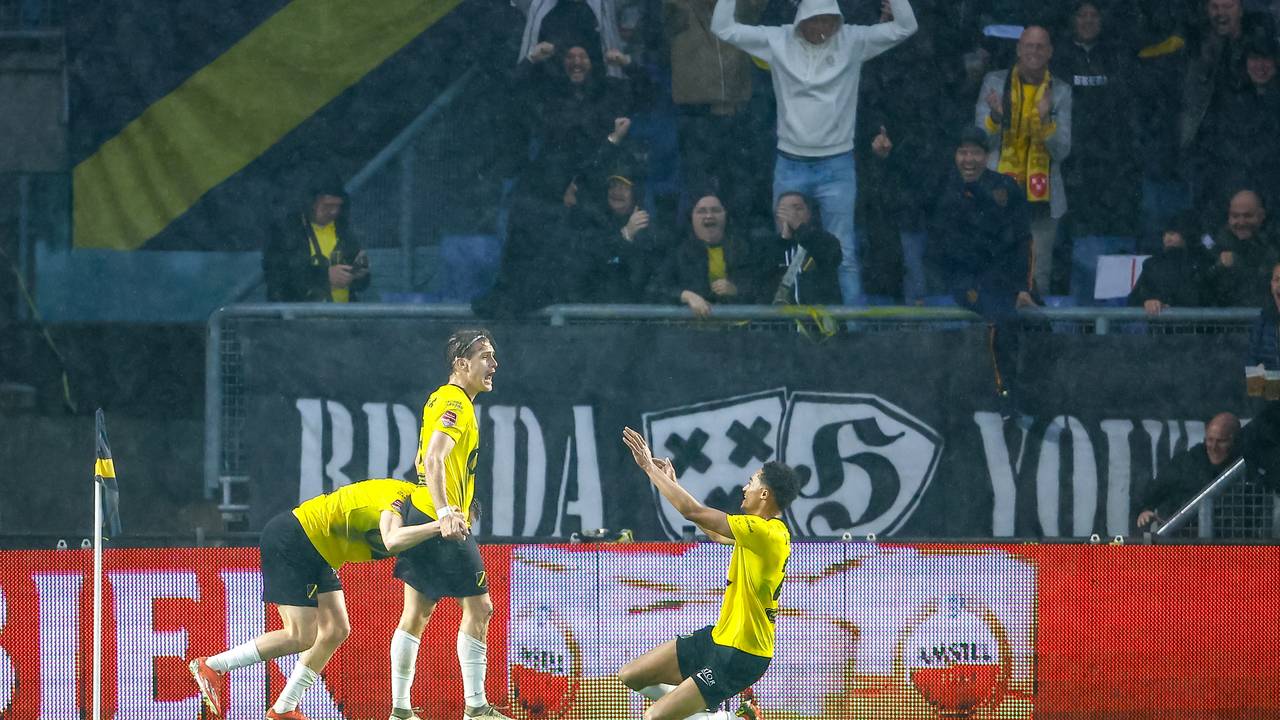 Het publiek gaat los na de 1-0 van Sigurd Haugen (foto: Broer van den Boom/Orange Pictures).