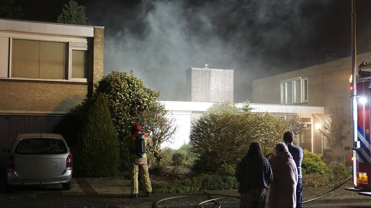 Bij de brand in Waalre kwam veel rook vrij (foto: Jozef Bijnen/SQ Vision).