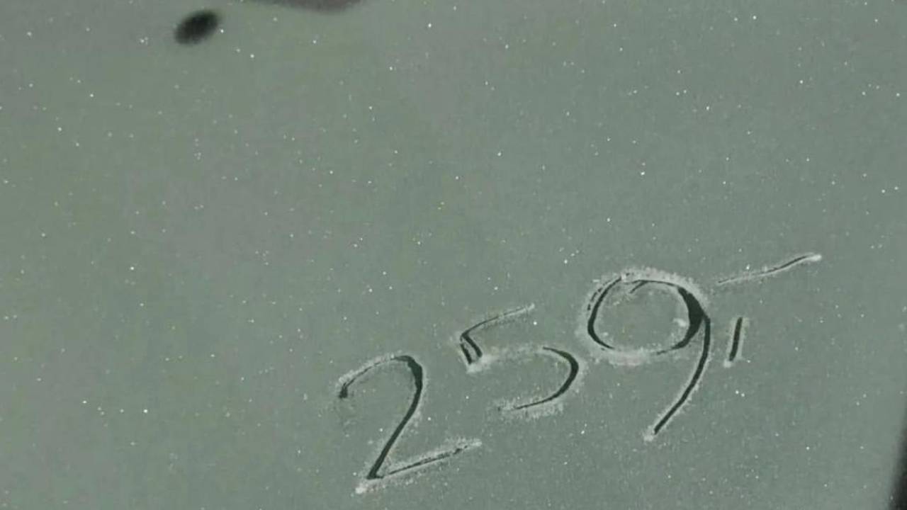 Mensen met een bevroren autoruit kregen een bekeuring (foto: Instagram politie Eersel-De Kempen).