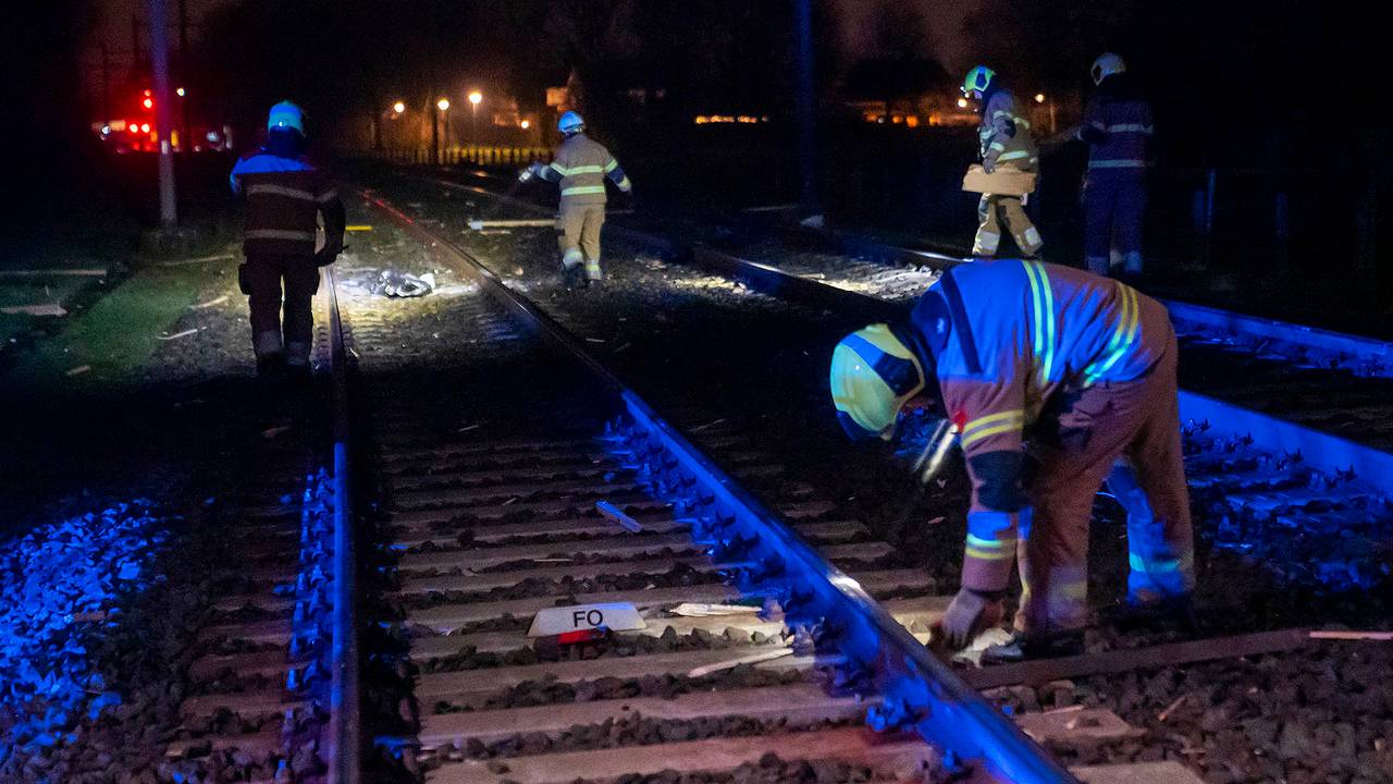 Het spoor was bezaaid met brokstukken, die zijn door de brandweer bij elkaar geraapt (foto: Gabor Heeres/SQ Vision).