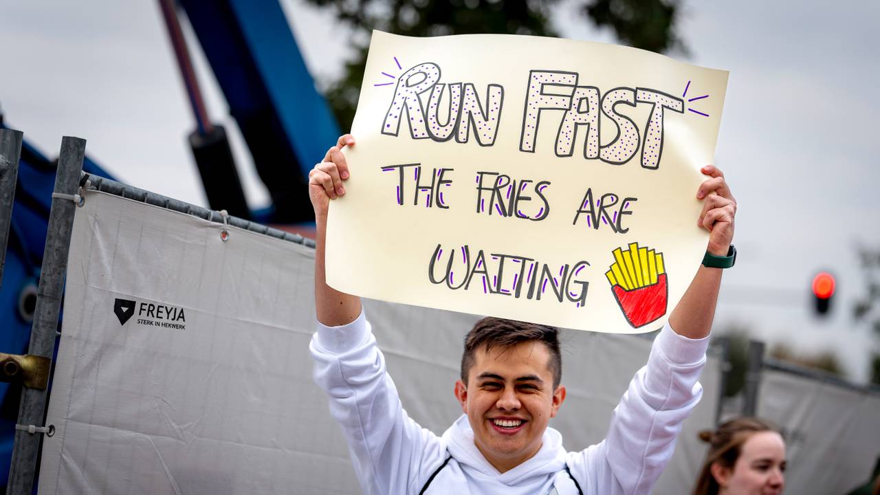 De frietjes wachten op de hardlopers (foto: Marcel van Dorst, Eye4images).