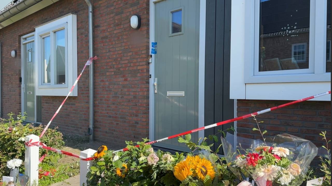 Bloemen, knuffels en kaarsen voor het verzegelde huis (foto: Carlijn Kösters).