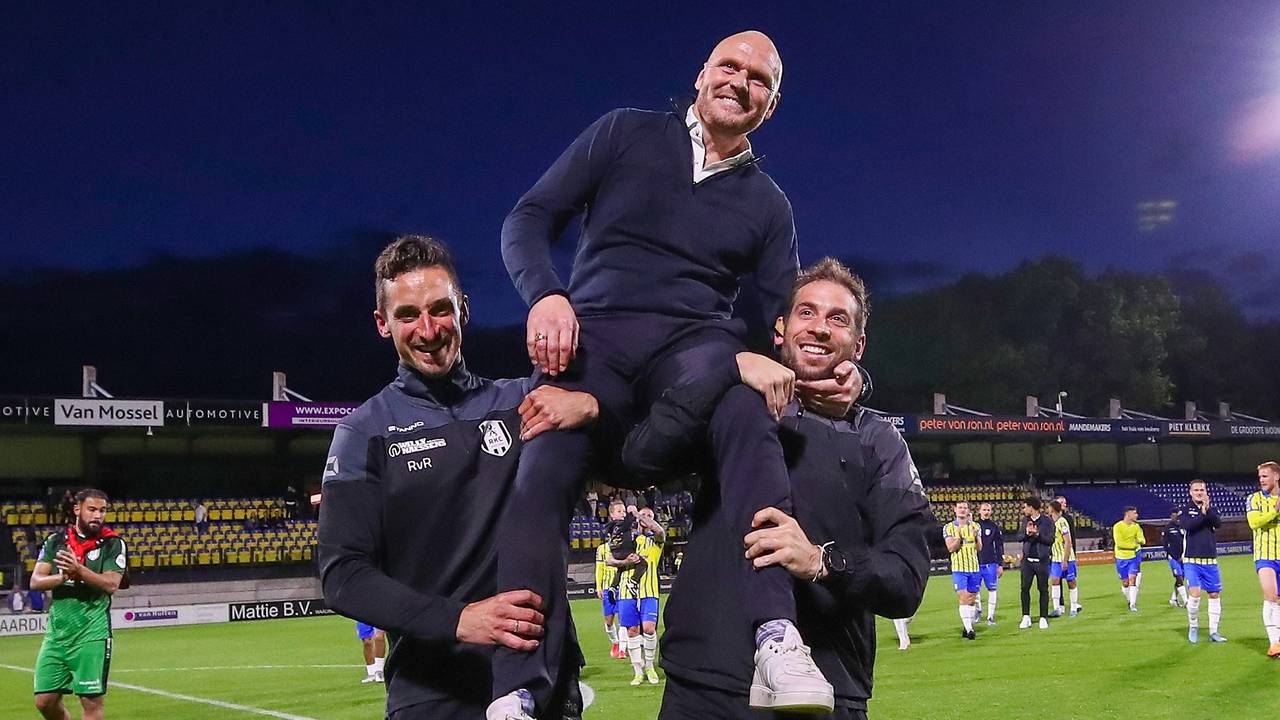 Joseph Oosting gaat op de schouders (Foto: OrangePictures)