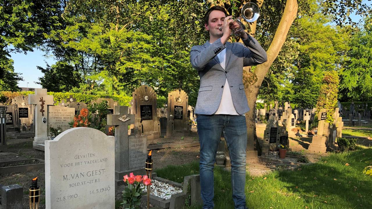 Thomas Lauwen speelt het signaal taptoe (foto: Imke van de Laar).