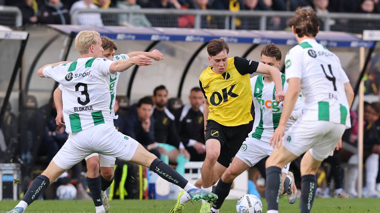 Leo Sauer van NAC in duel met spelers van FC Groningen (foto: Orange Pictures).