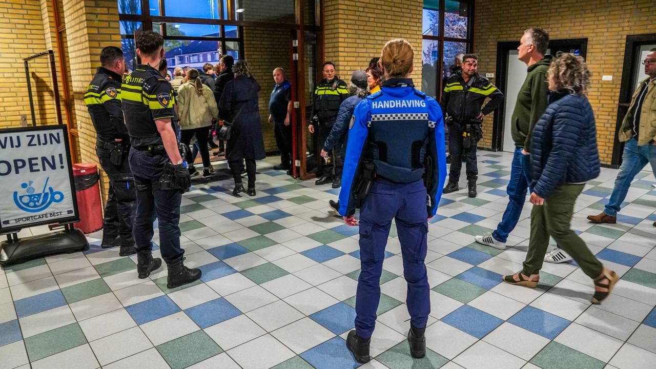 De bijeenkomst werd voortijdig afgebroken door de protesten (foto: Dave Hendriks/Persbureau Heitink).