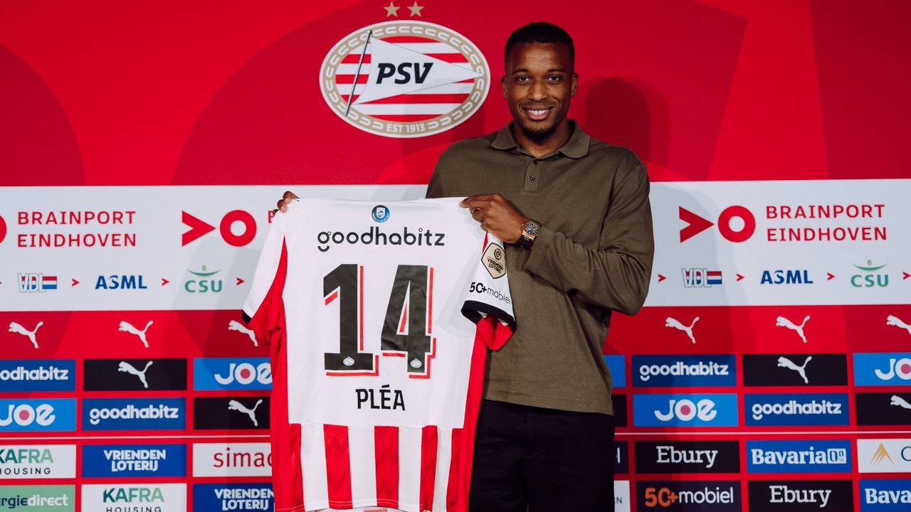 Pléa met zijn nieuwe PSV-shirt (foto: PSV Media).
