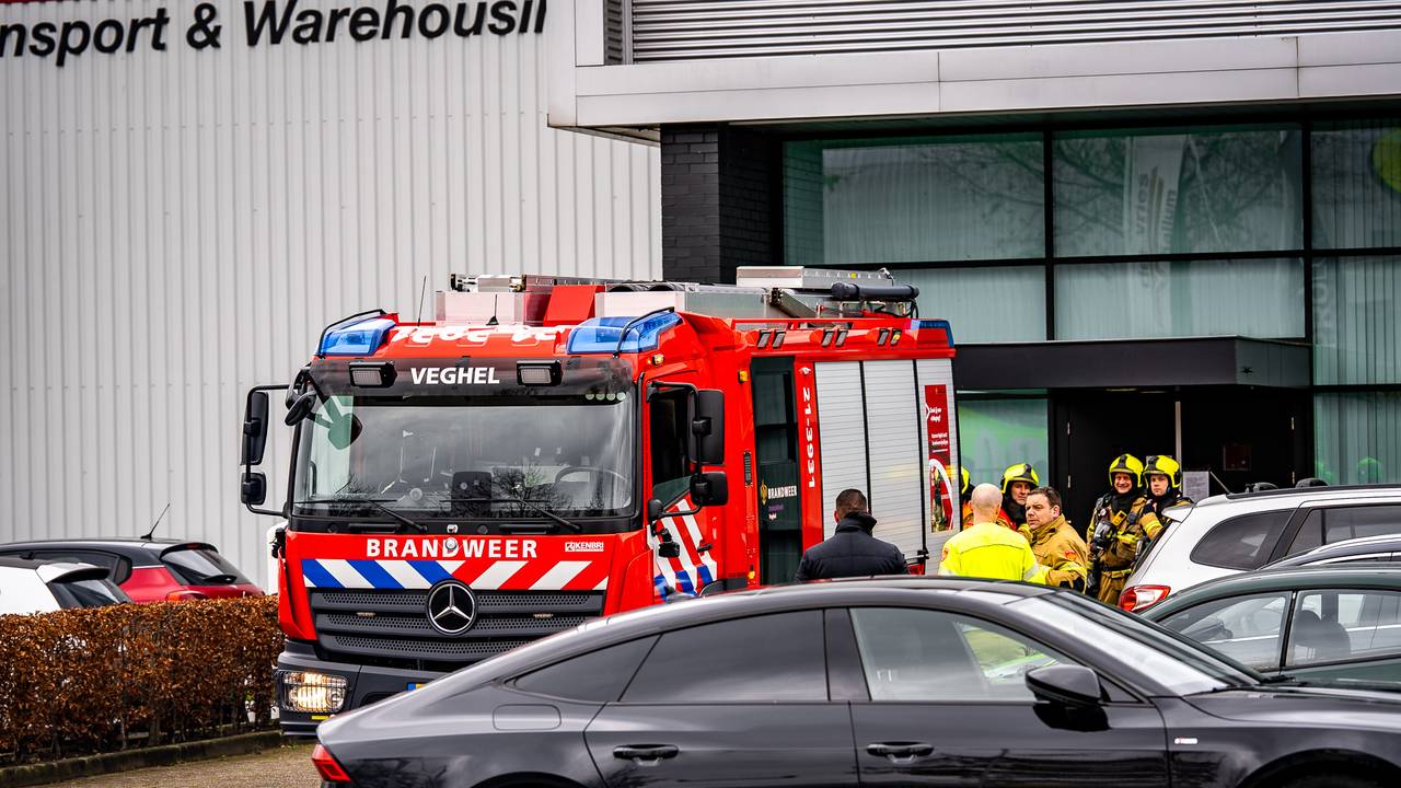 Medewerkers ontdekten rook bij een heftruck die opgeladen werd (Lucas Lammers / Persbureau Heitink).
