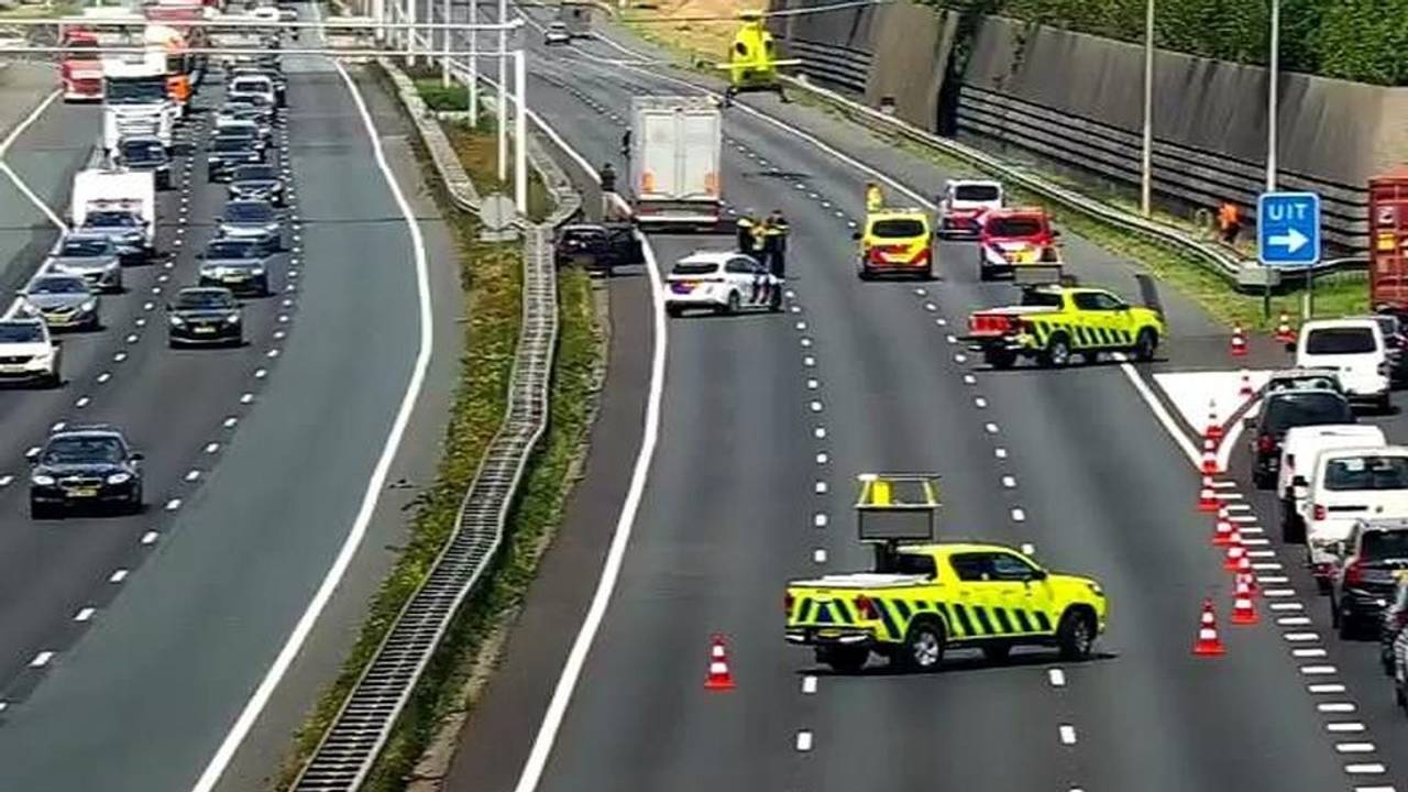 A2 blijft dicht door ongeluk, overal in Brabant grote problemen op de weg