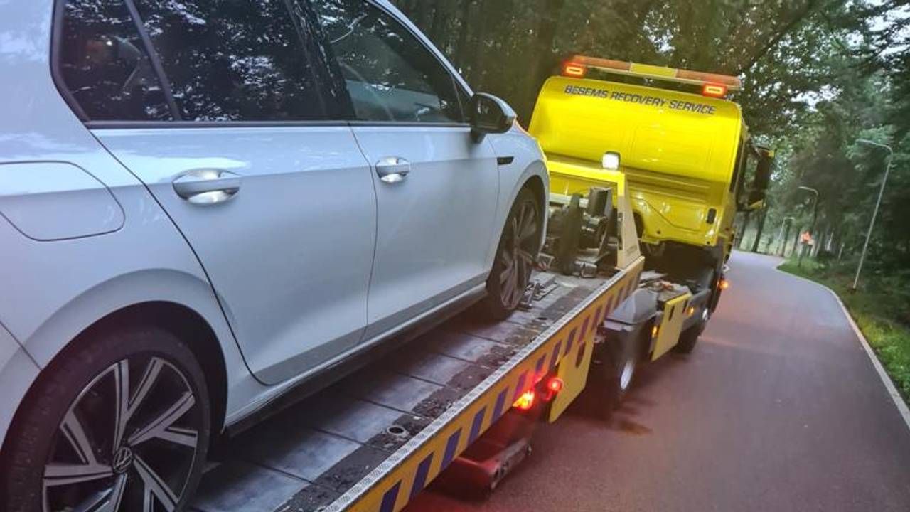 De hardrijdende automobilist raakte zijn rijbewijs en auto kwijt (foto: Twitter verkeerspolitie ZWB).