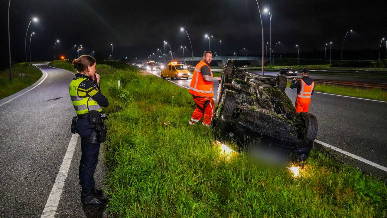 Een bergingsbedrijf haalde de gecrashte auto van de N2 weg (foto: Dave Hendriks/SQ Vision).