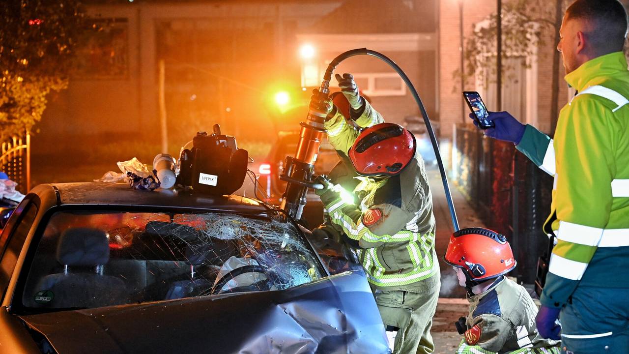 De brandweer hard aan het werk een van de bestuurders te bevrijden (foto: Toby de Kort/SQ Vision Mediaprodukties).